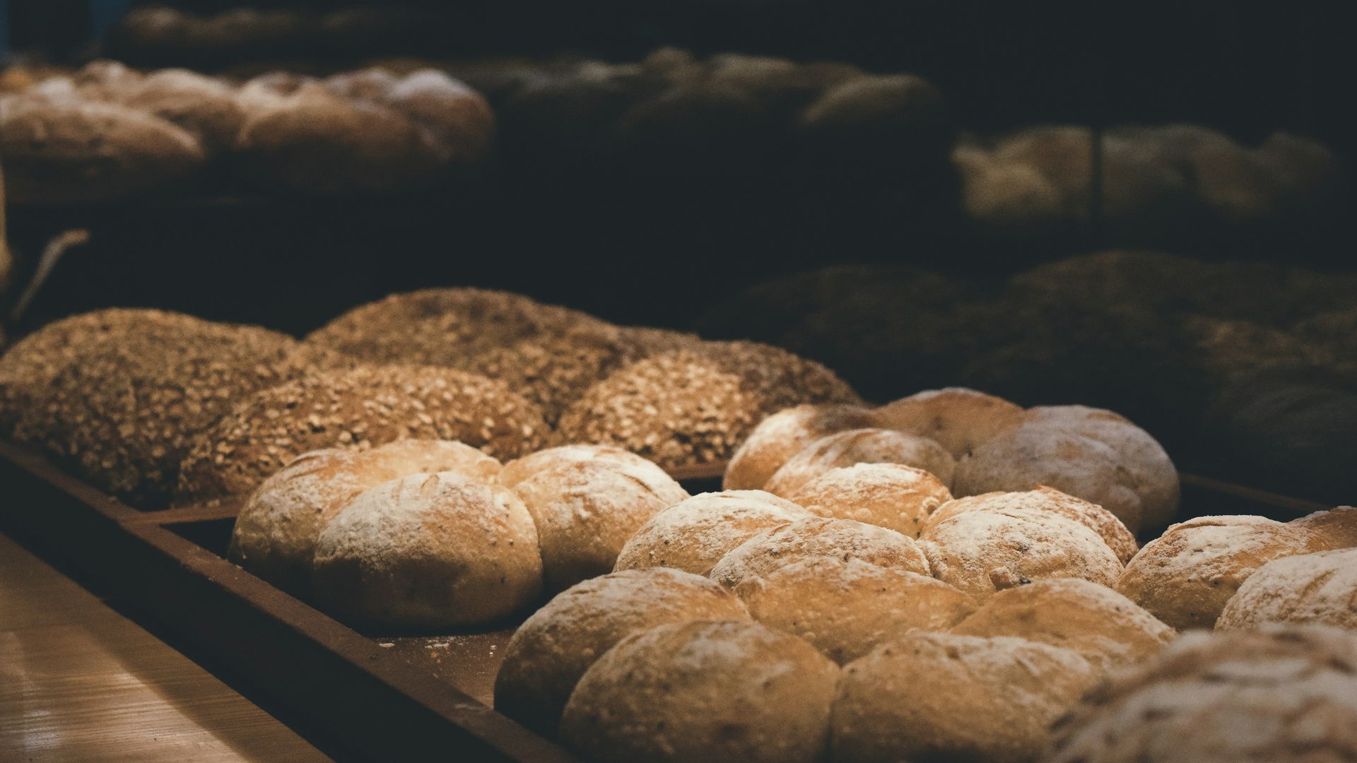 "Fette di pane, esempio di alimento ricco di carboidrati da valutare attentamente in un piano alimentare per l'insulino-resistenza."