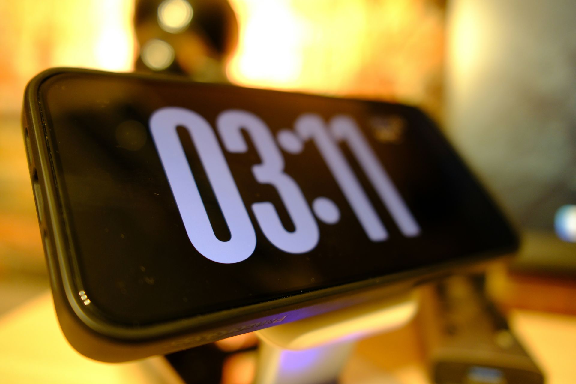 Schermo di uno smartphone che segna le ore 3:11 di notte, a simboleggiare la fase di digiuno nel digiuno intermittente.