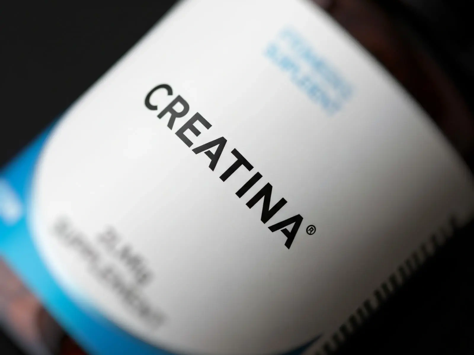 Flacone di creatina, integratore per la forza e i muscoli.