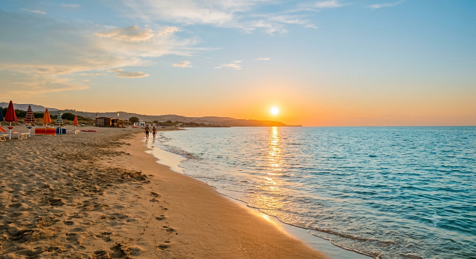 Spiaggia estiva al tramonto a Palermo - Lo studio del Dott. Davide Morello Nutrizionista resta aperto ad agosto per consulenze e analisi Akern BIVA.